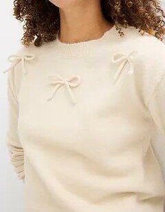 SWETER Z KOKARDKAMI