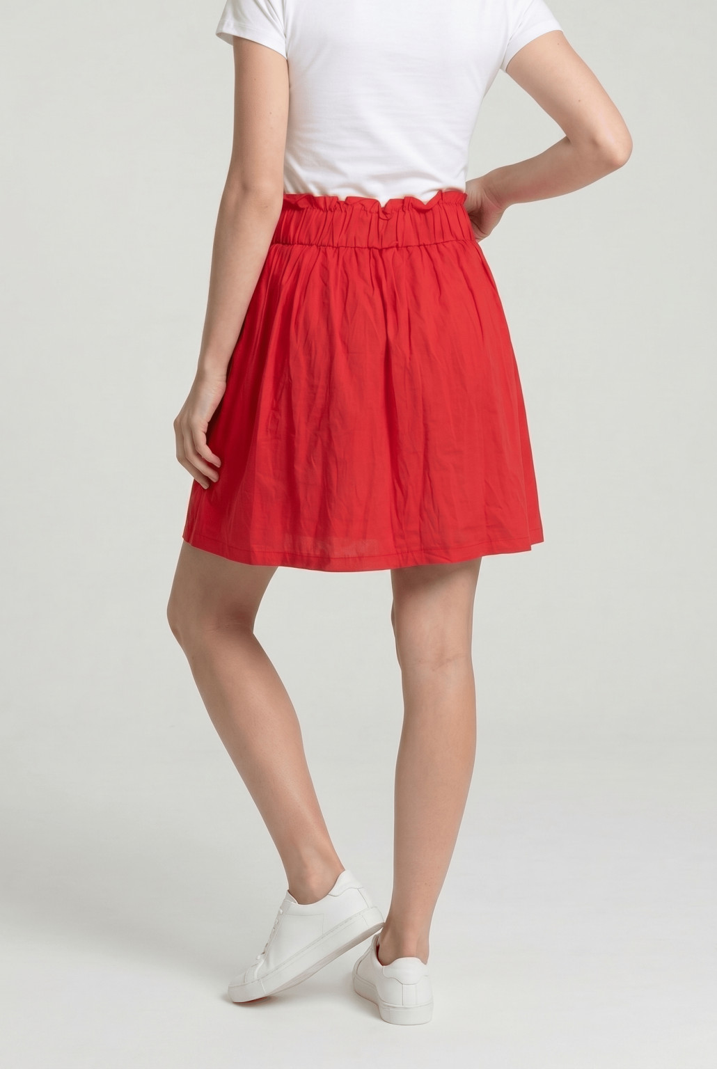 czerwona mini spódnica