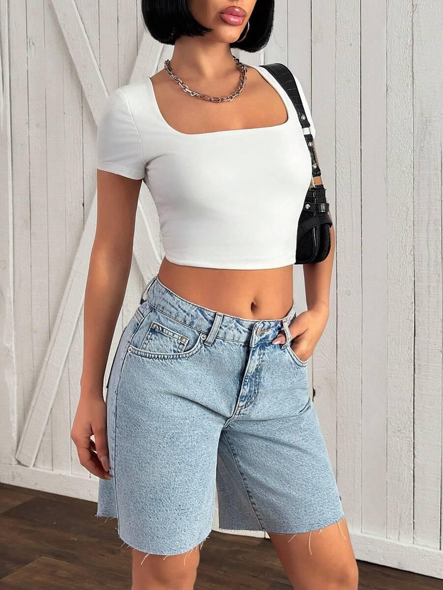 niebieskie spodenki jeans