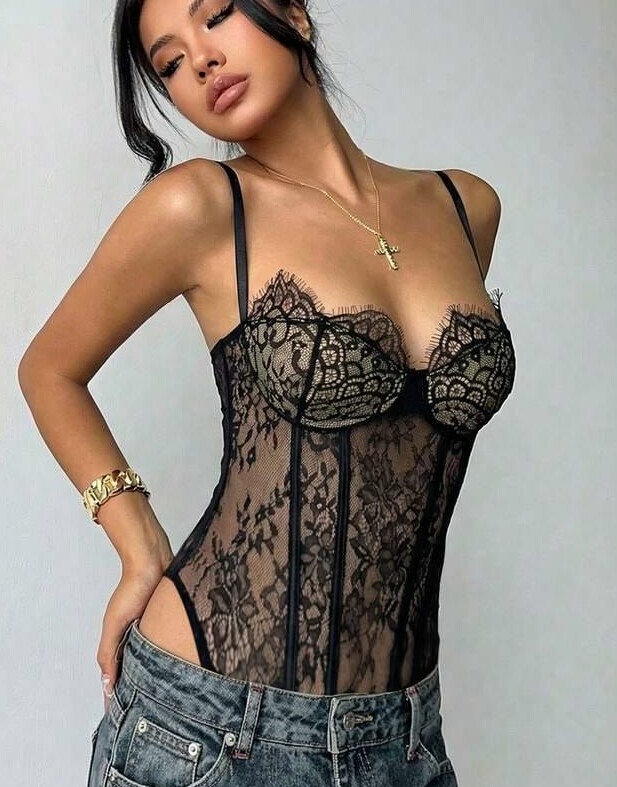 czarne body koronka