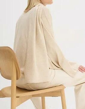 SWETER Z OZDOBNYM SZALEM