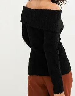 SWETER Z ODKRYTYMI RAMIONAMI