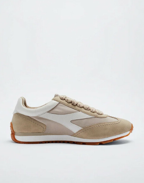 beżowe buty sportowe kontrast