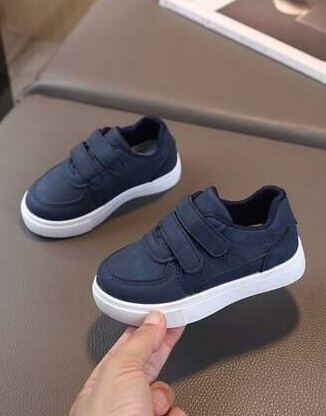 granatowe buty sportowe