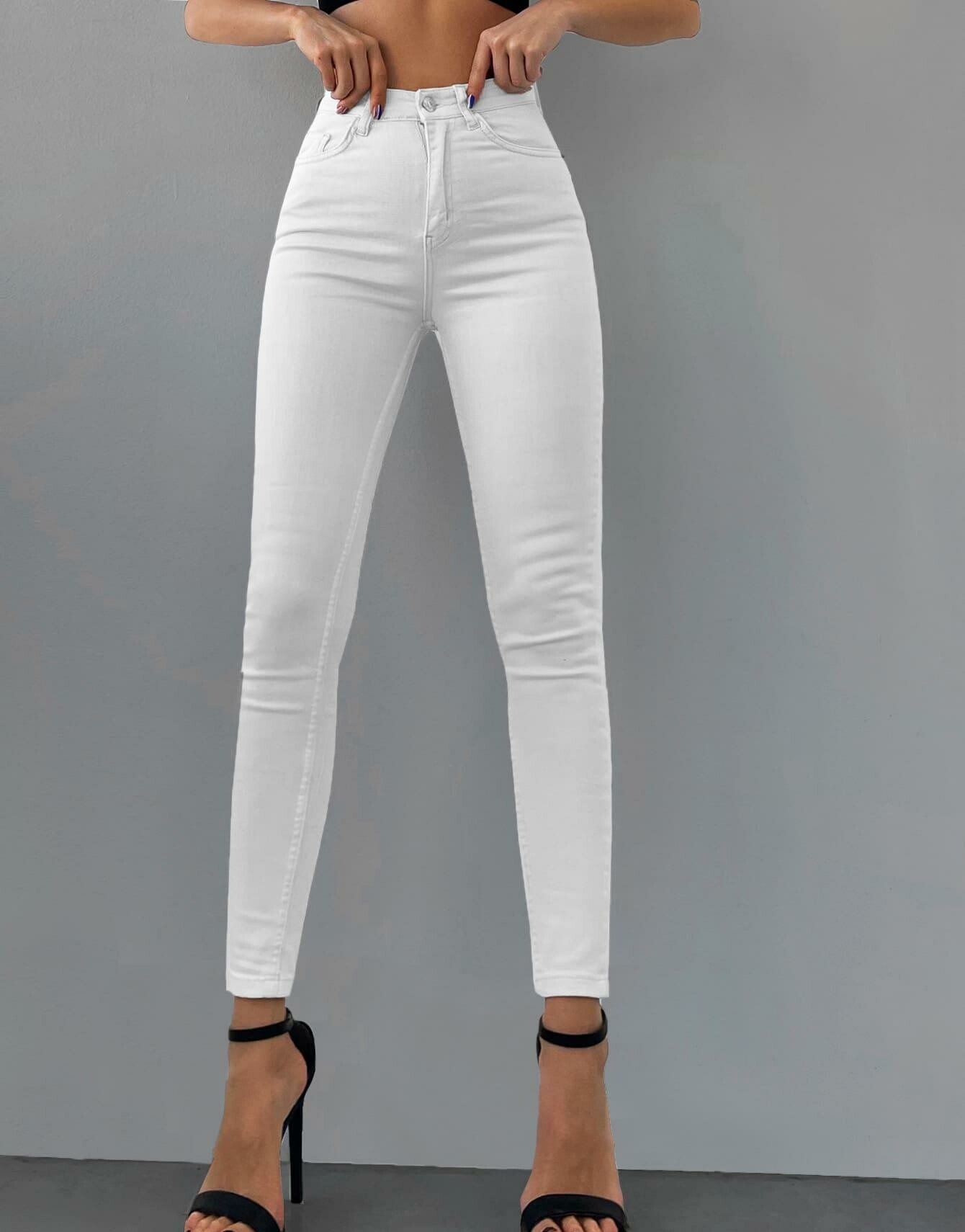białe spodnie rurki jeans