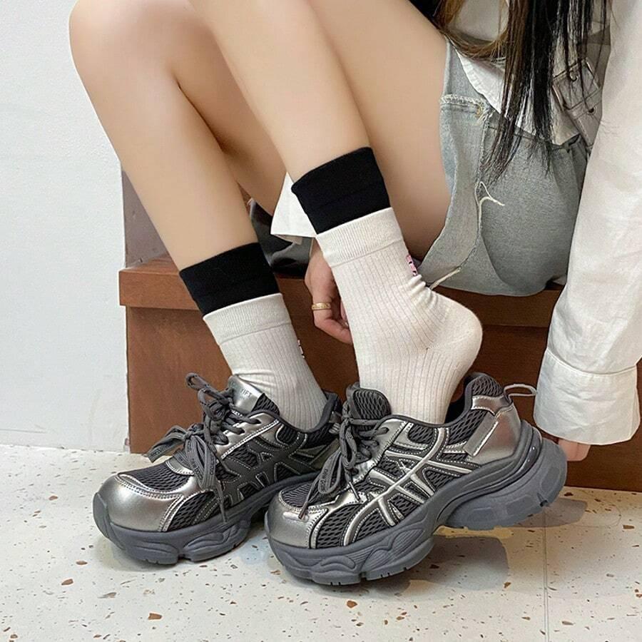 sznurowane buty sportowe