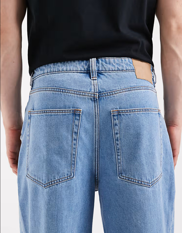 niebieskie spodnie jeans baggy
