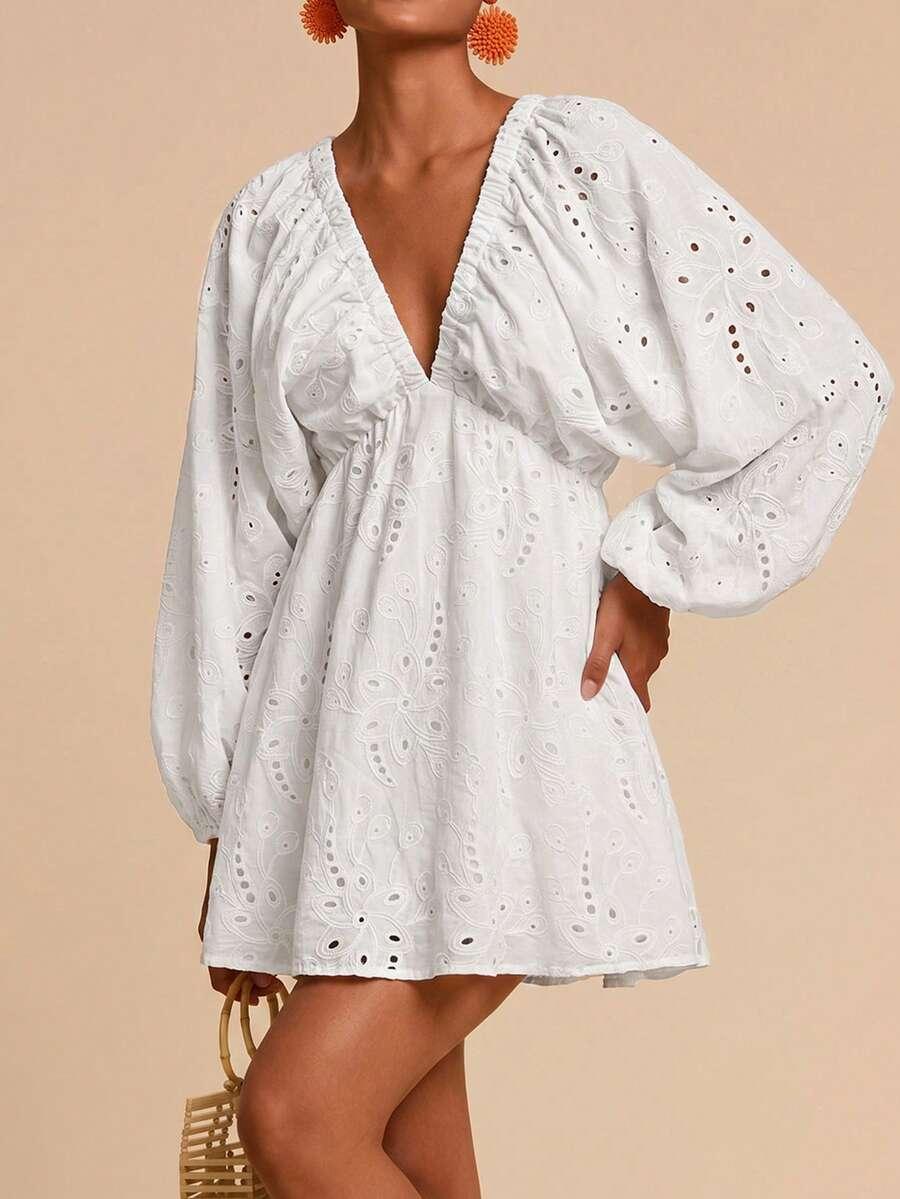 biała mini sukienka z długim rękawem v-neck