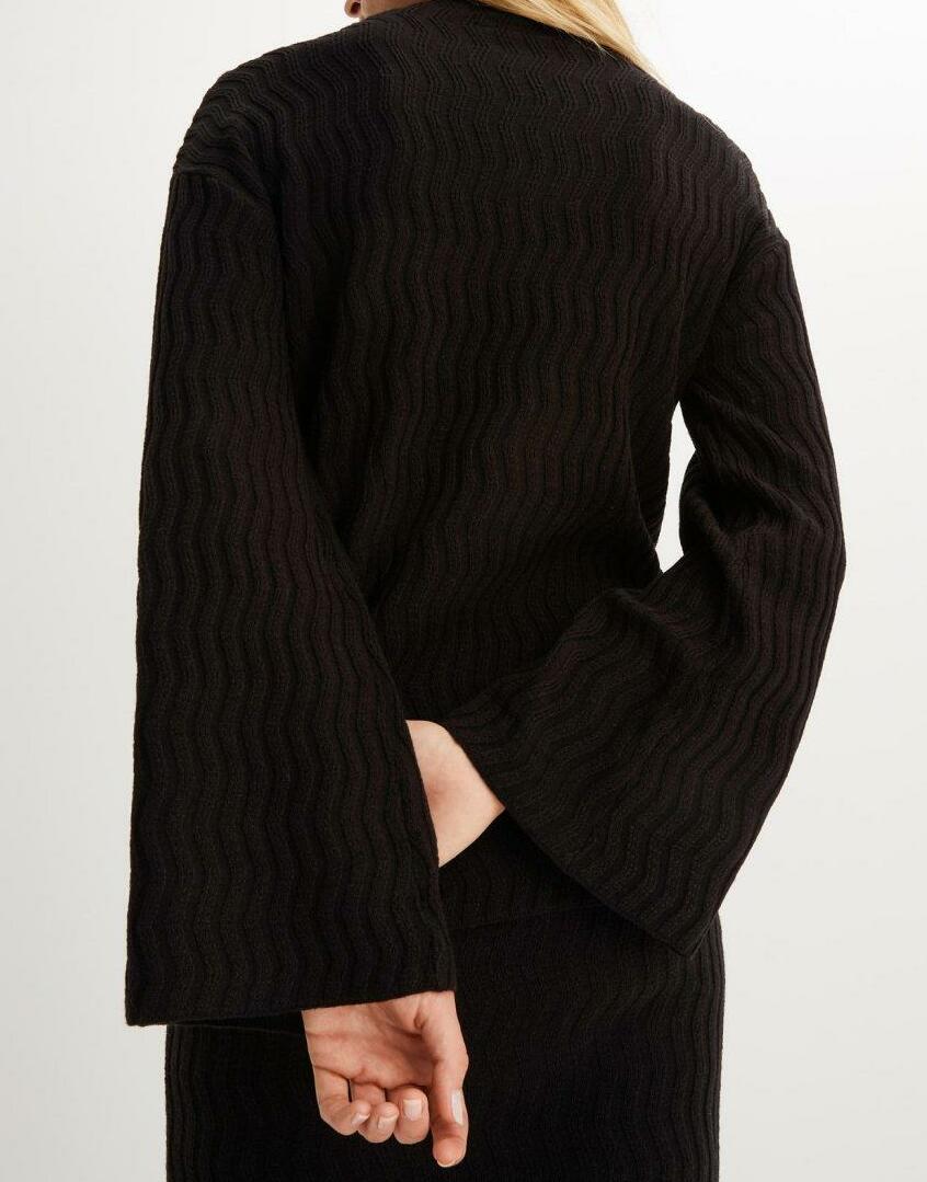SWETER Z SZEROKIMI RĘKAWAMI