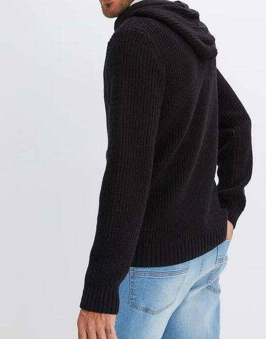 SWETER Z KAPTUREM