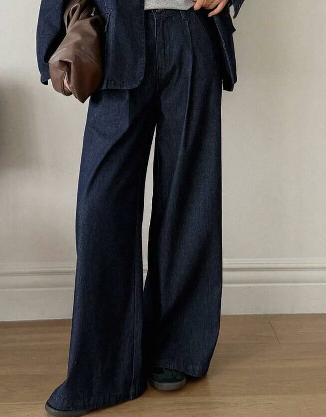 niebieskie spodnie jeans