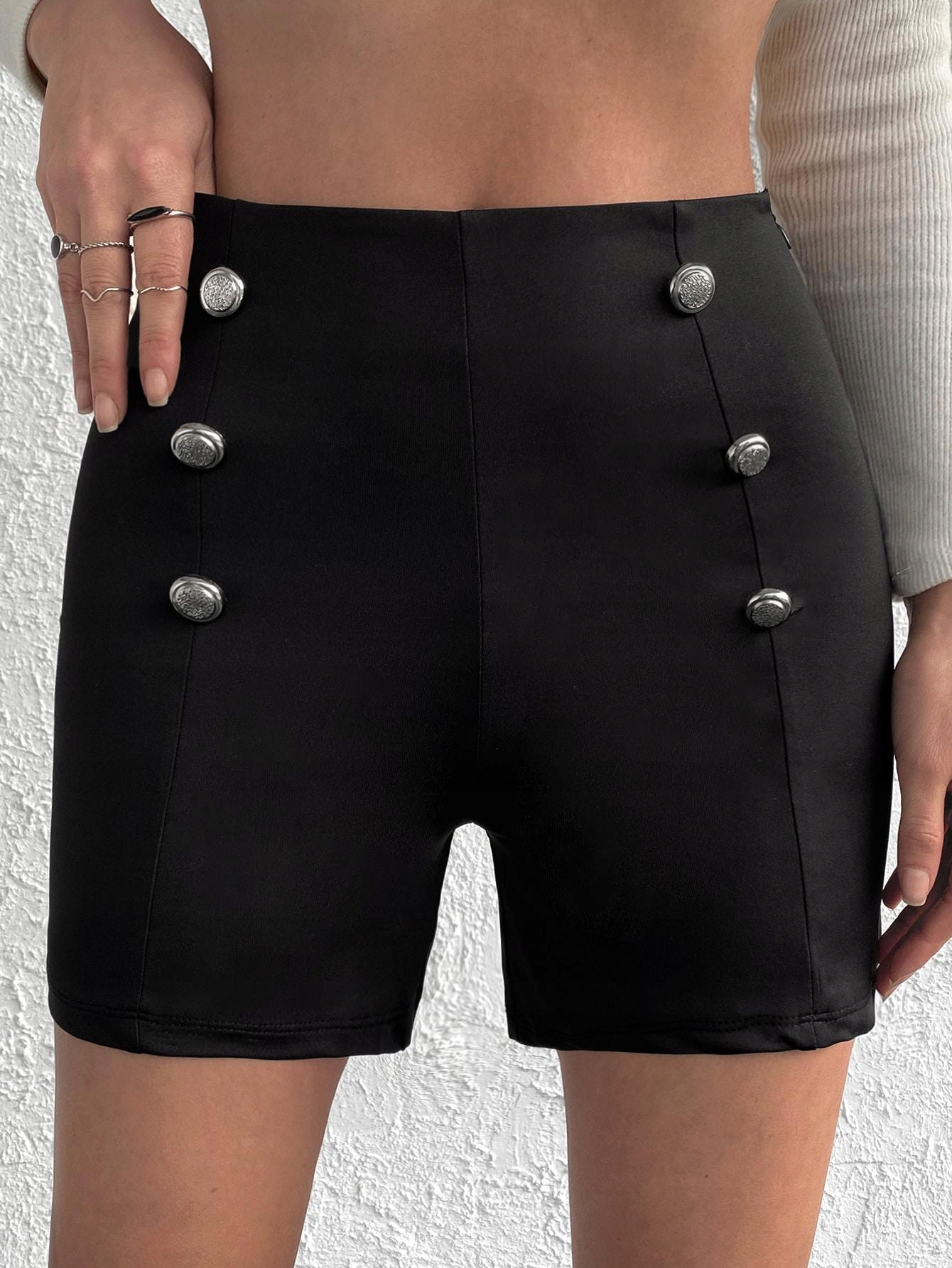 czarne krótkie legginsy guziki