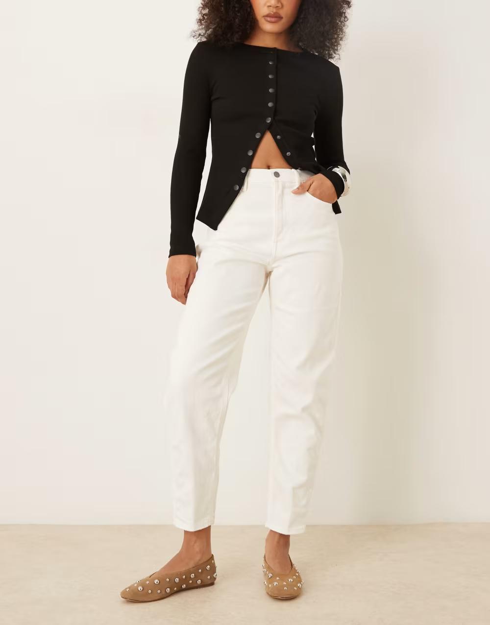 białe spodnie jeans zamek