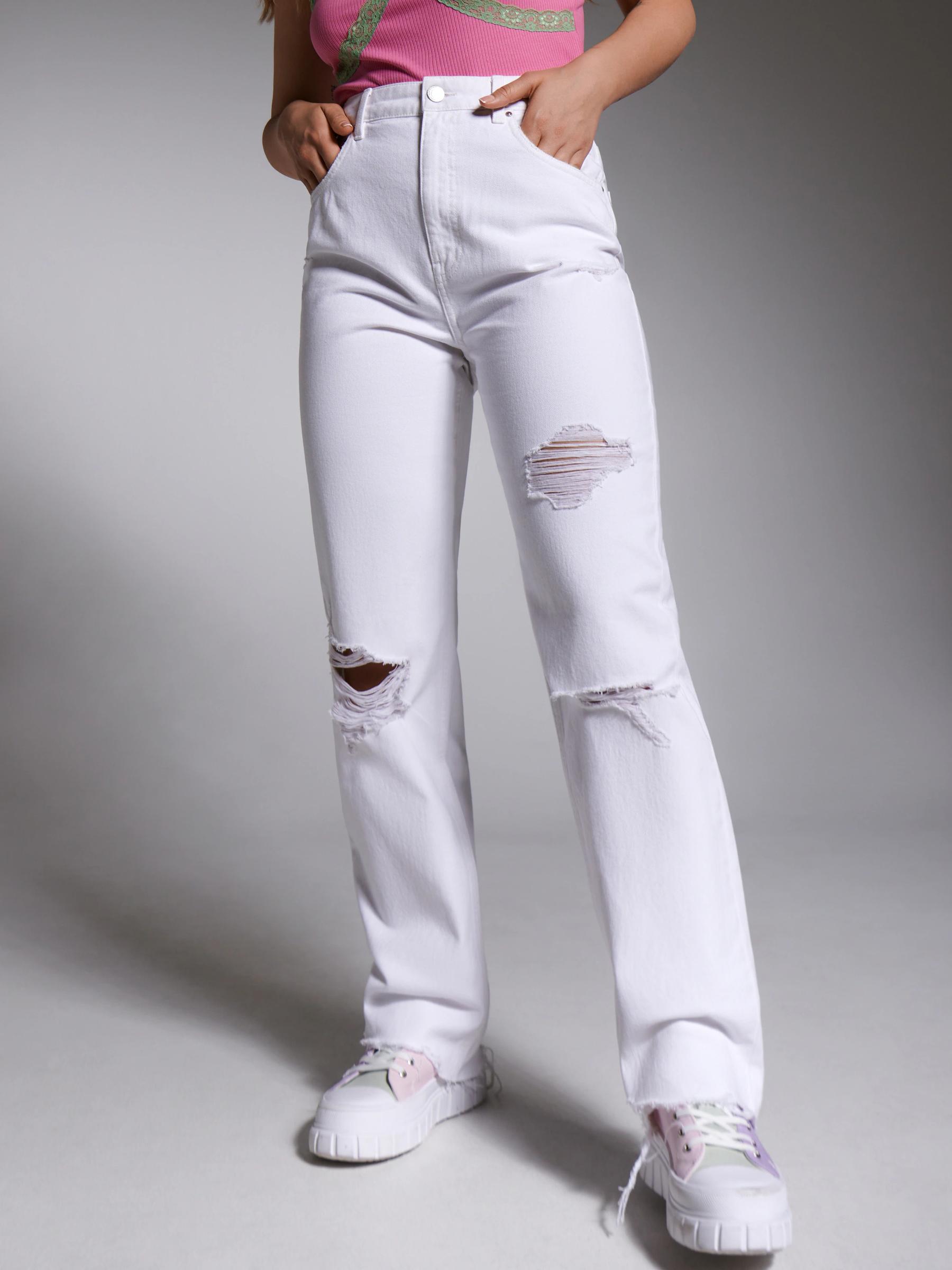 białe spodnie jeans przetarcia 
