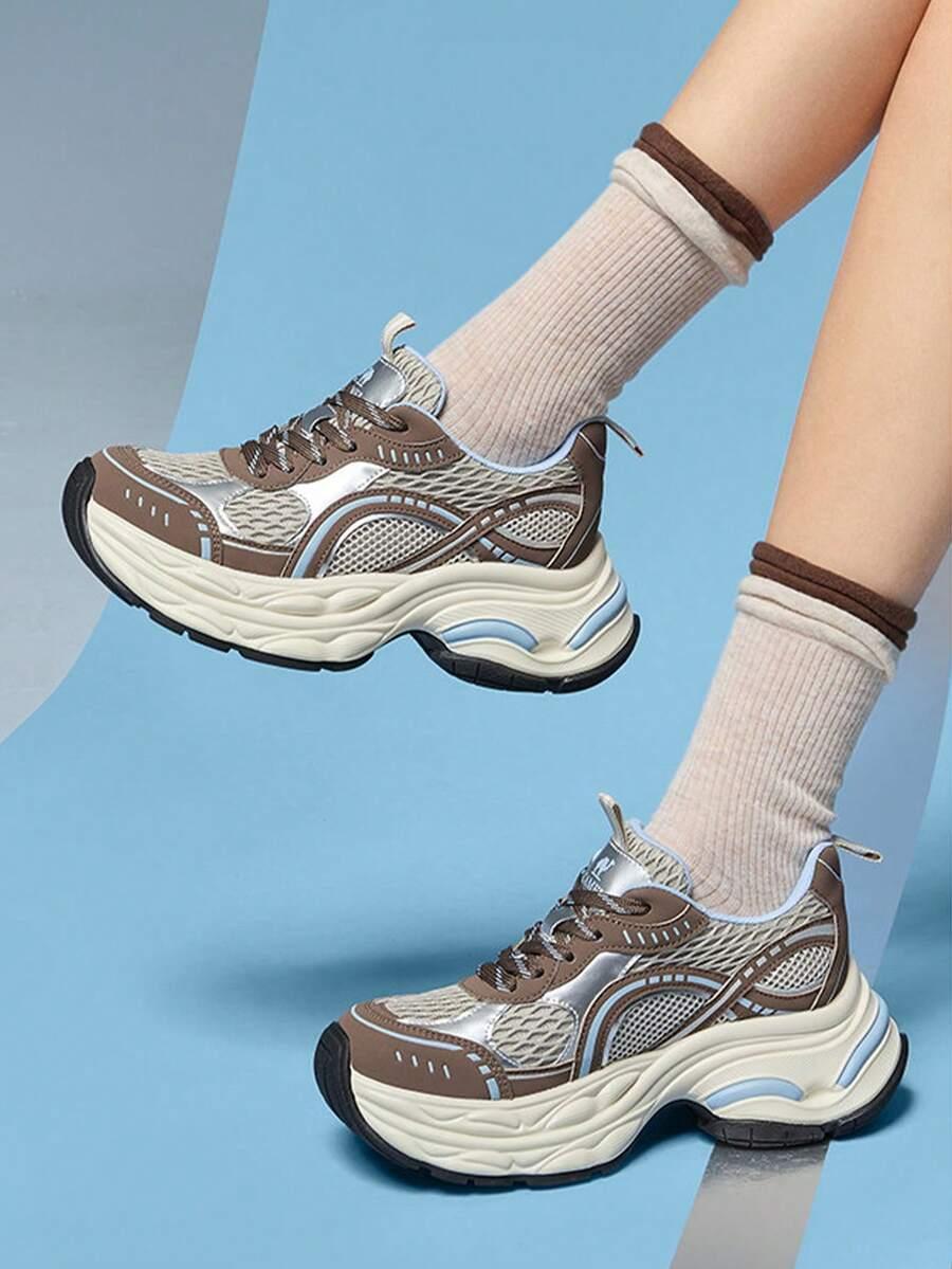 sznurowane buty sportowe