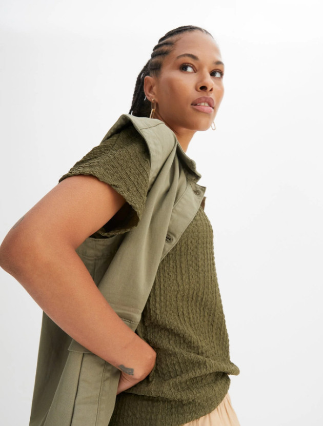 KHAKI T-SHIRT OVERSIZE V-NECK TEKSTURA 