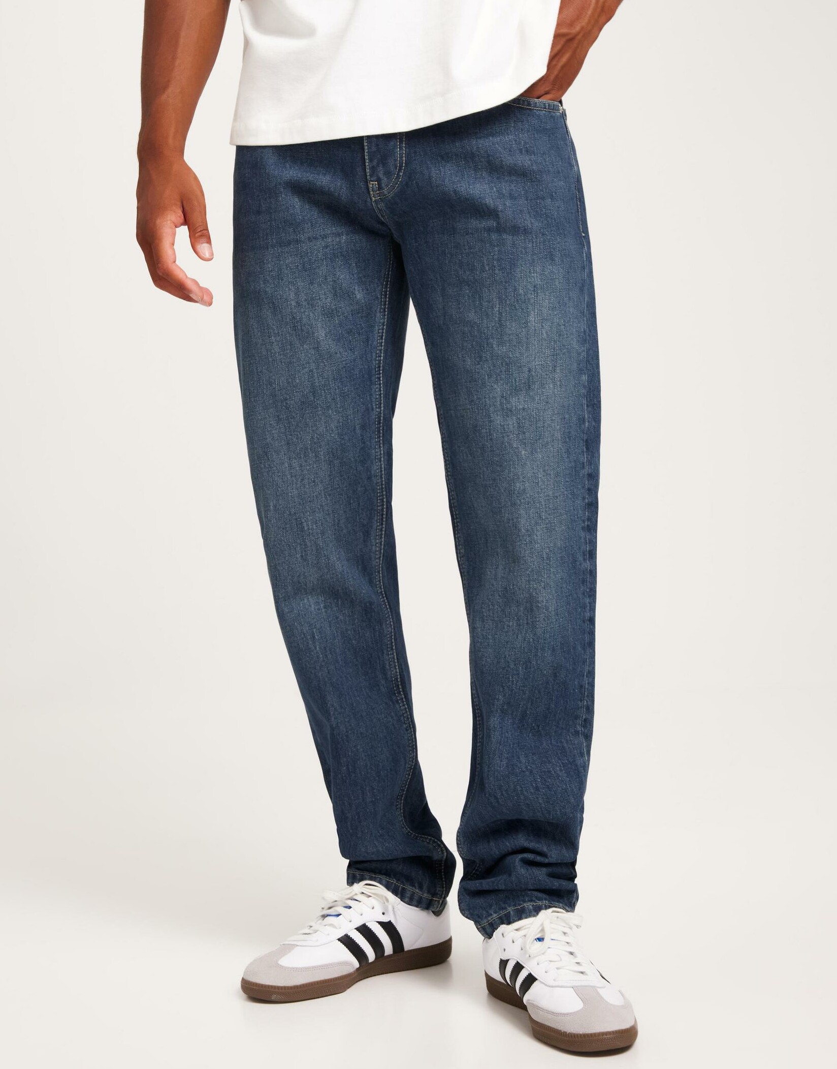 proste spodnie jeans