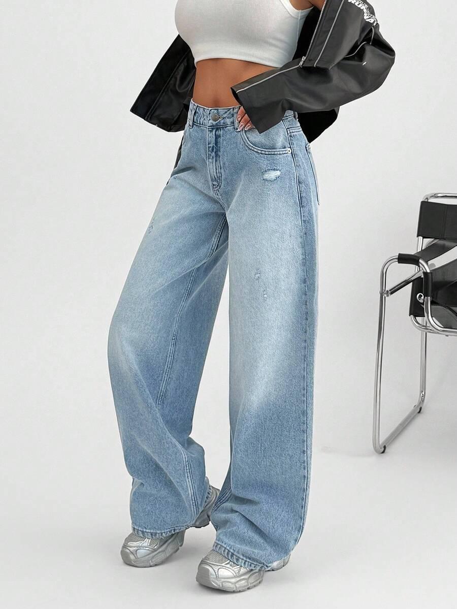 niebieskie spodnie jeans