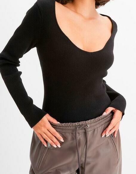SWETER Z DEKOLTEM W SERCE