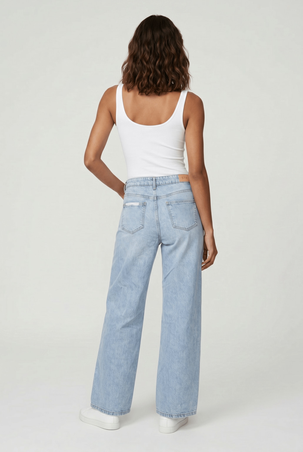 niebieskie spodnie jeans