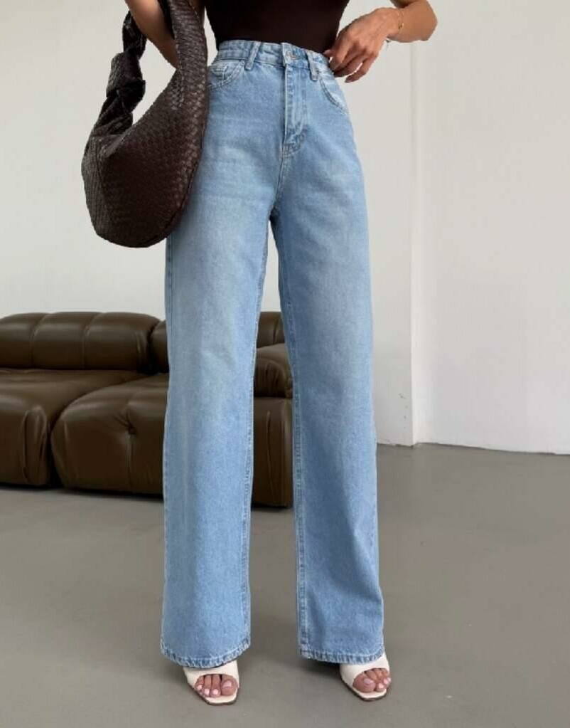 niebieskie spodnie prosta nogawka jeans