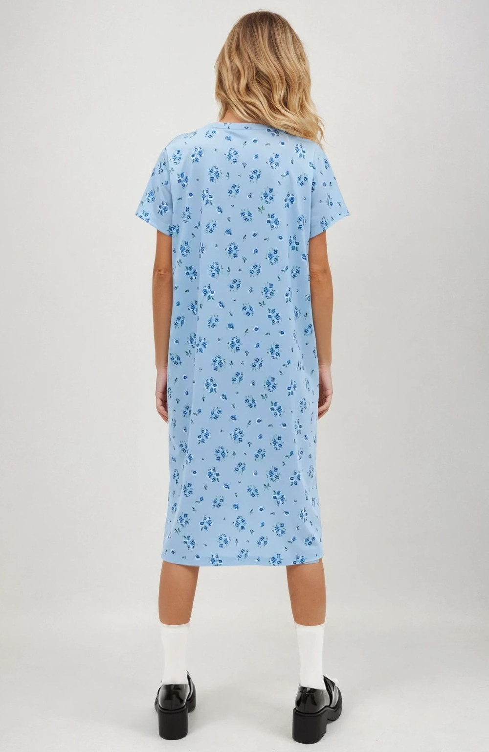 niebieska sukienka krótki rękaw print