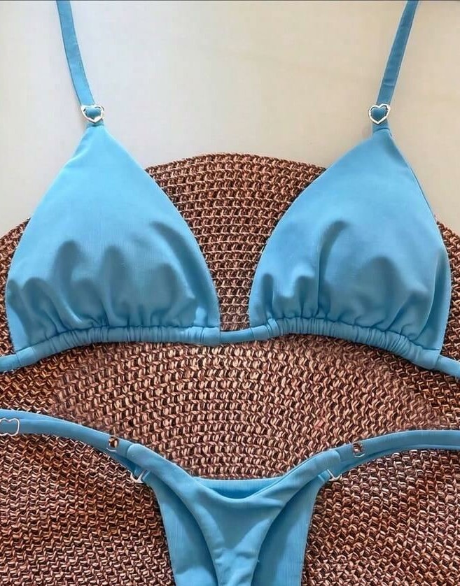 niebieska góra od bikini