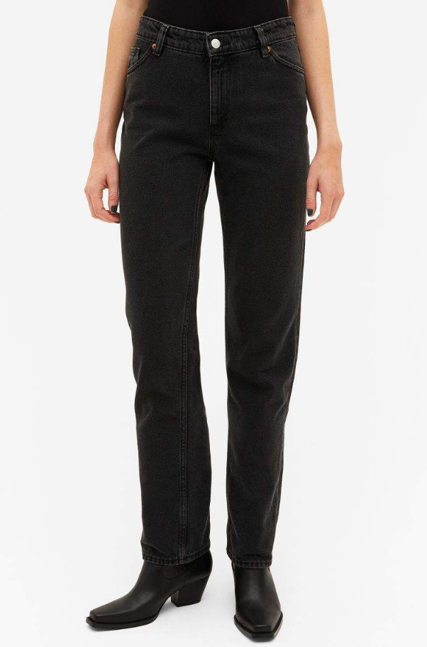 czarne spodnie jeans