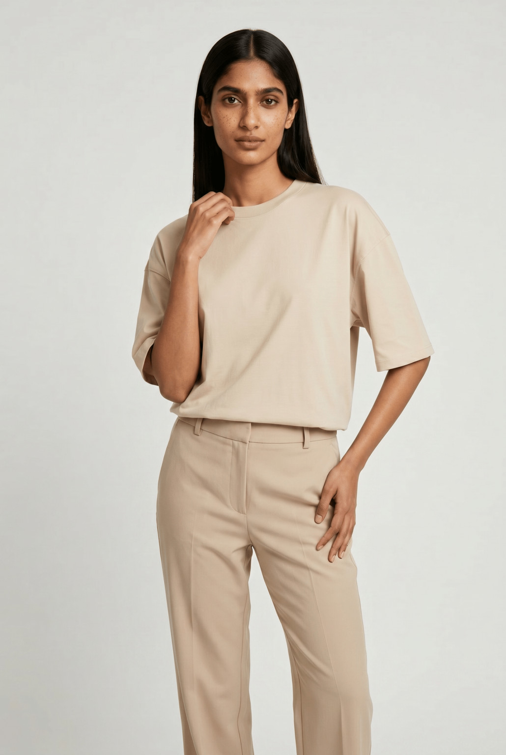 BEŻOWY T-SHIRT OVERSIZE