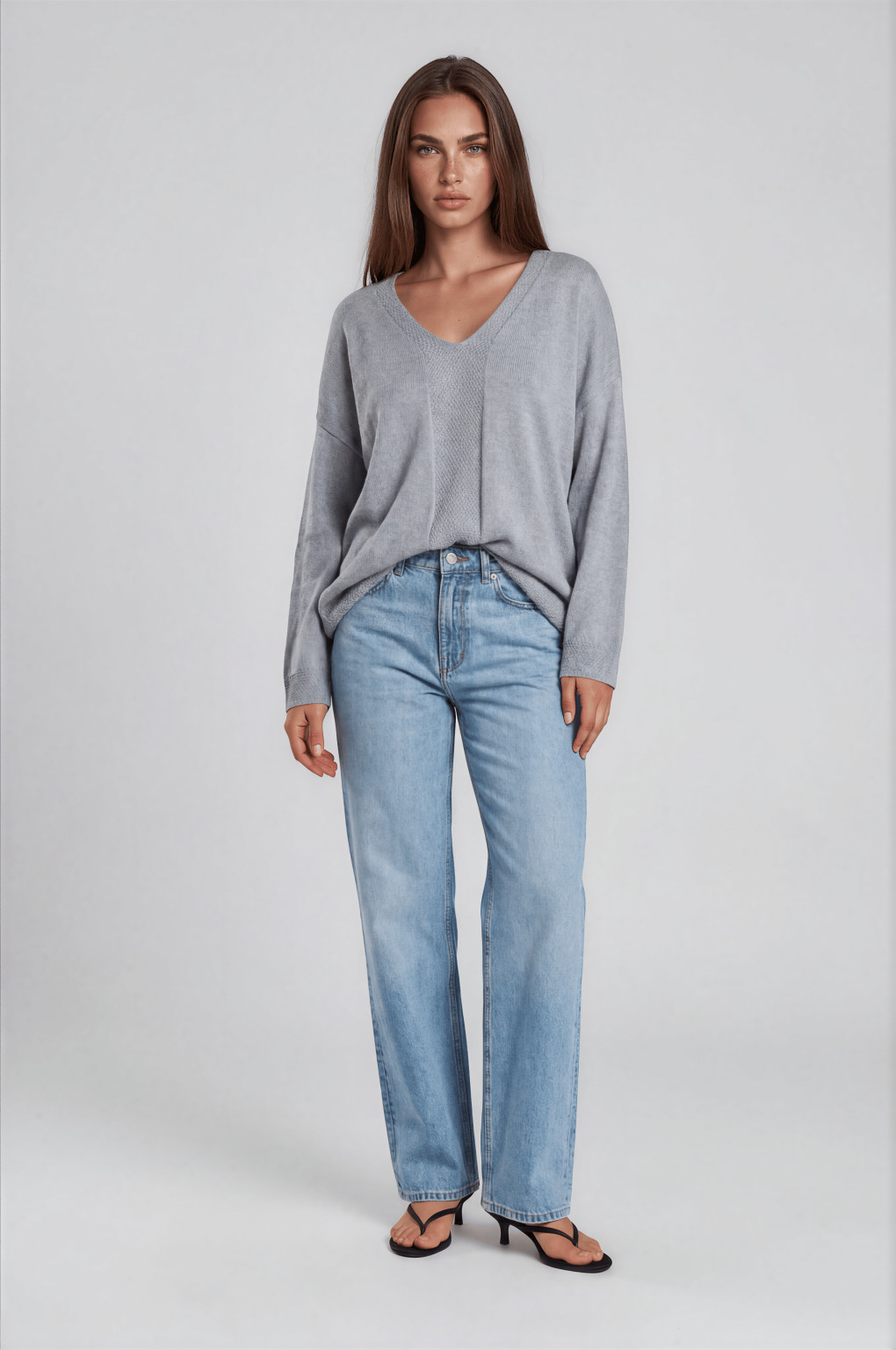 szary sweter oversize v neck