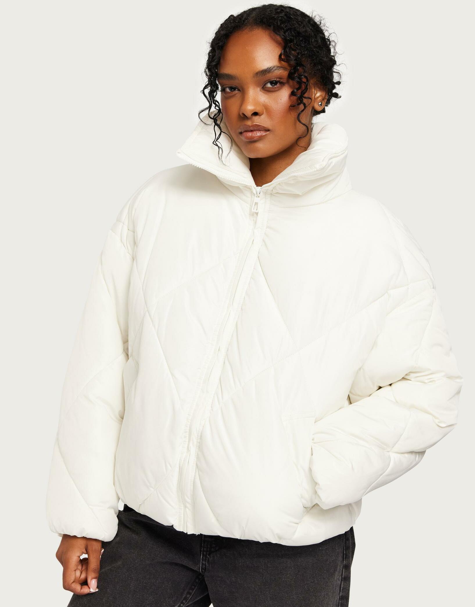 biała pikowana kurtka stójka zip