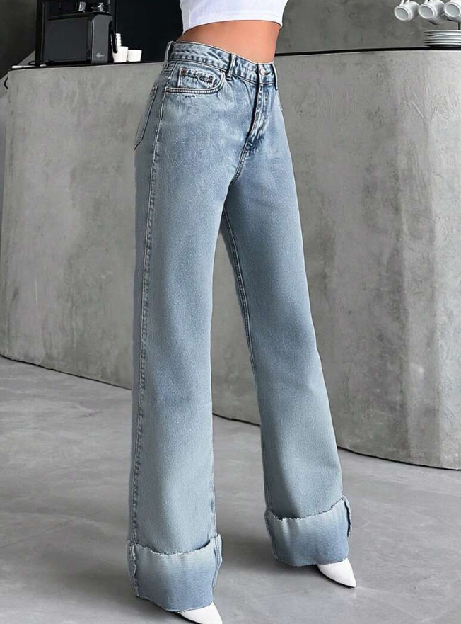 niebieskie spodnie jeans 