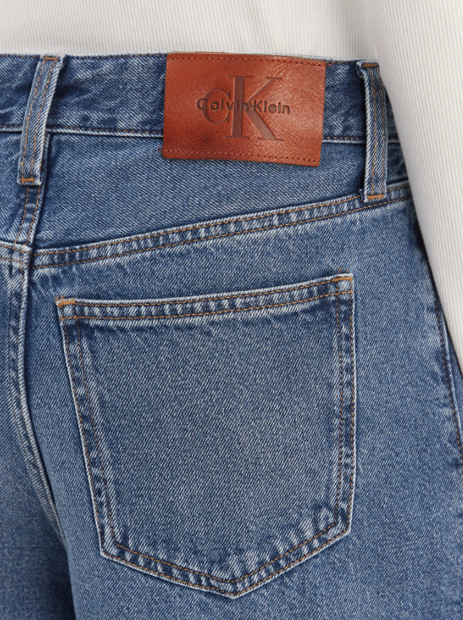 niebieskie spodnie barrel jeans