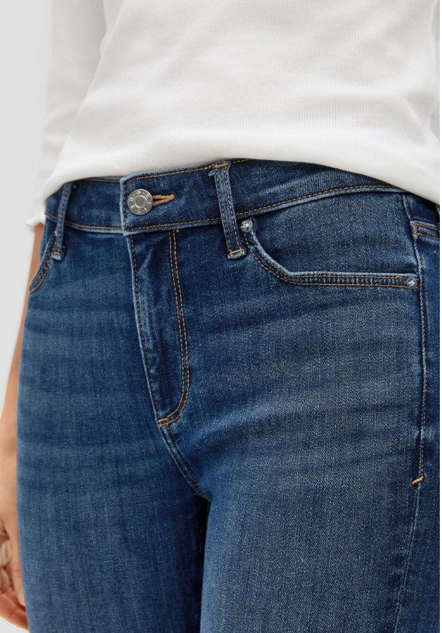 niebiskie spodnie jeans 