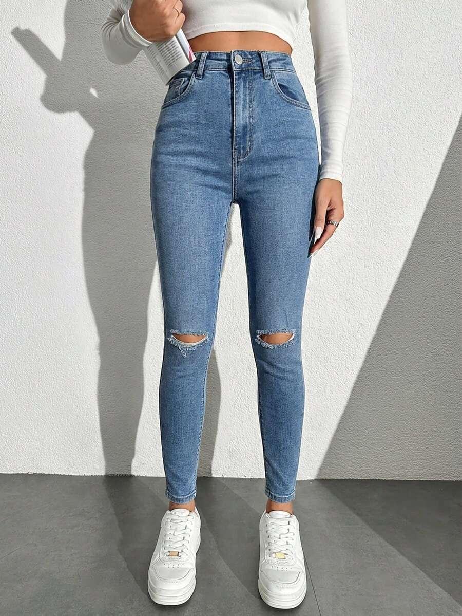 niebieskie spodnie jeans