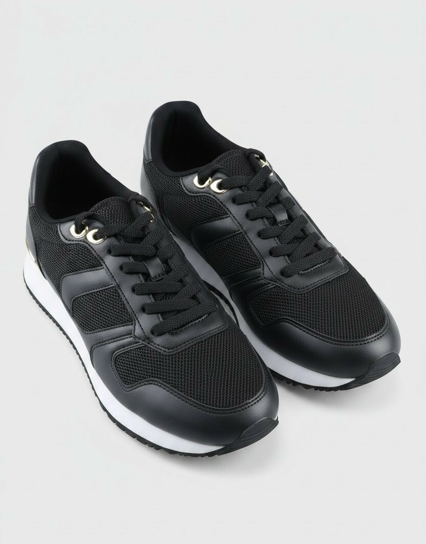 sznurowane czarne buty sportowe