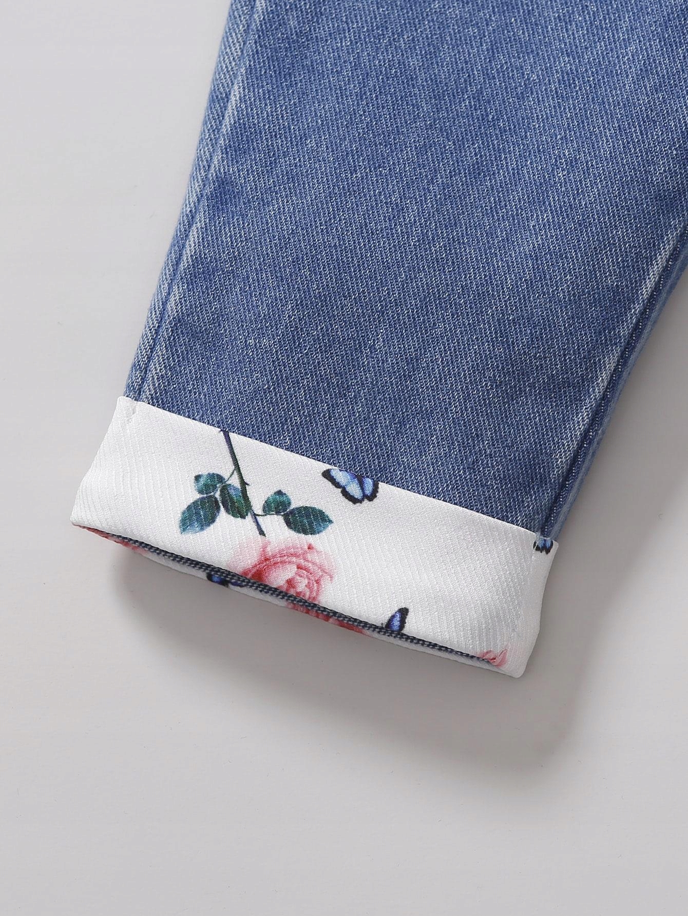 niebieskie spodnie jeans
