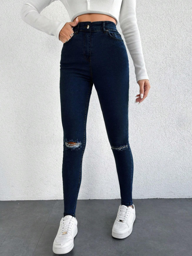 granatowe spodnie jeans rurki