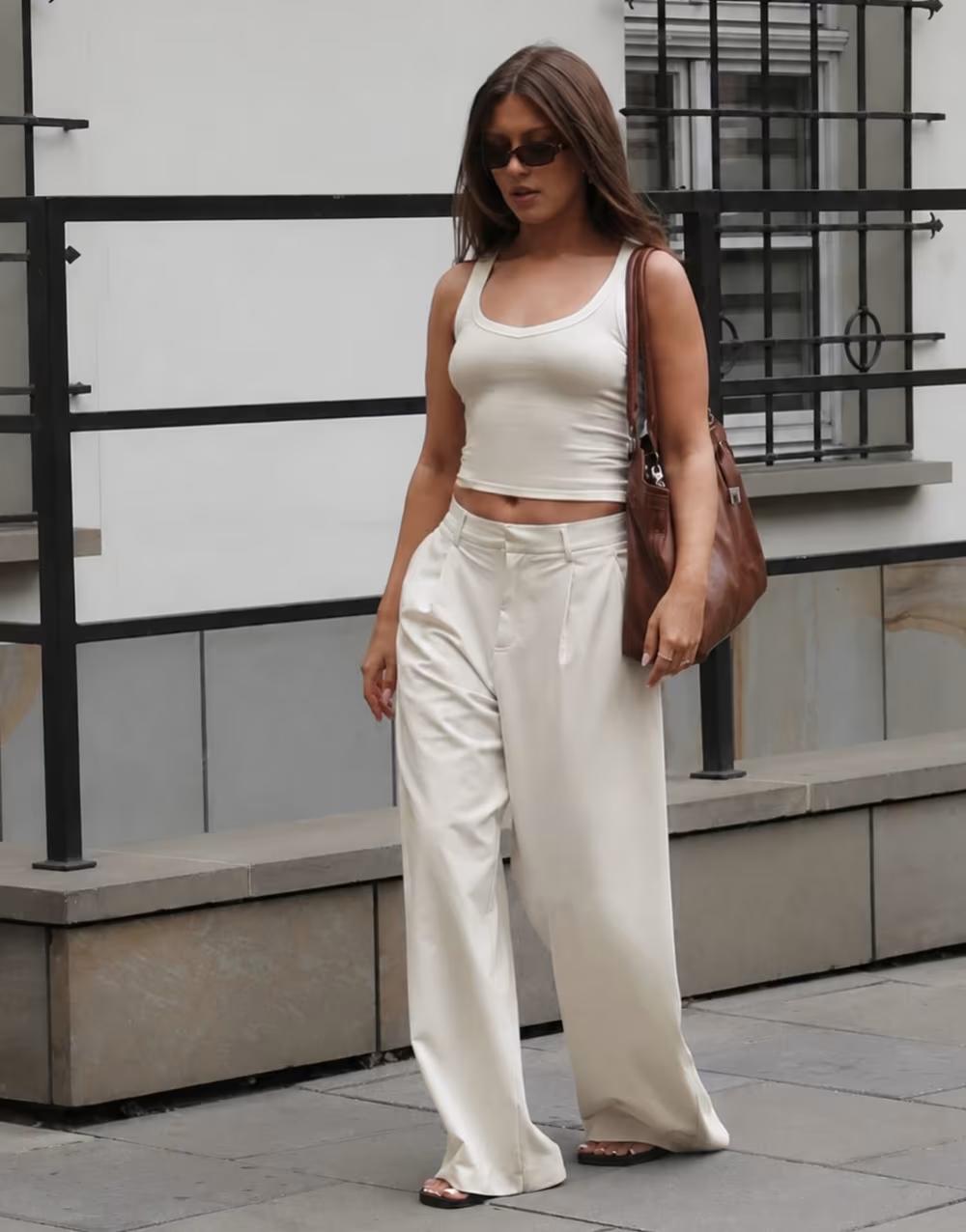 biały prążkowany top bez rękawów v-neck