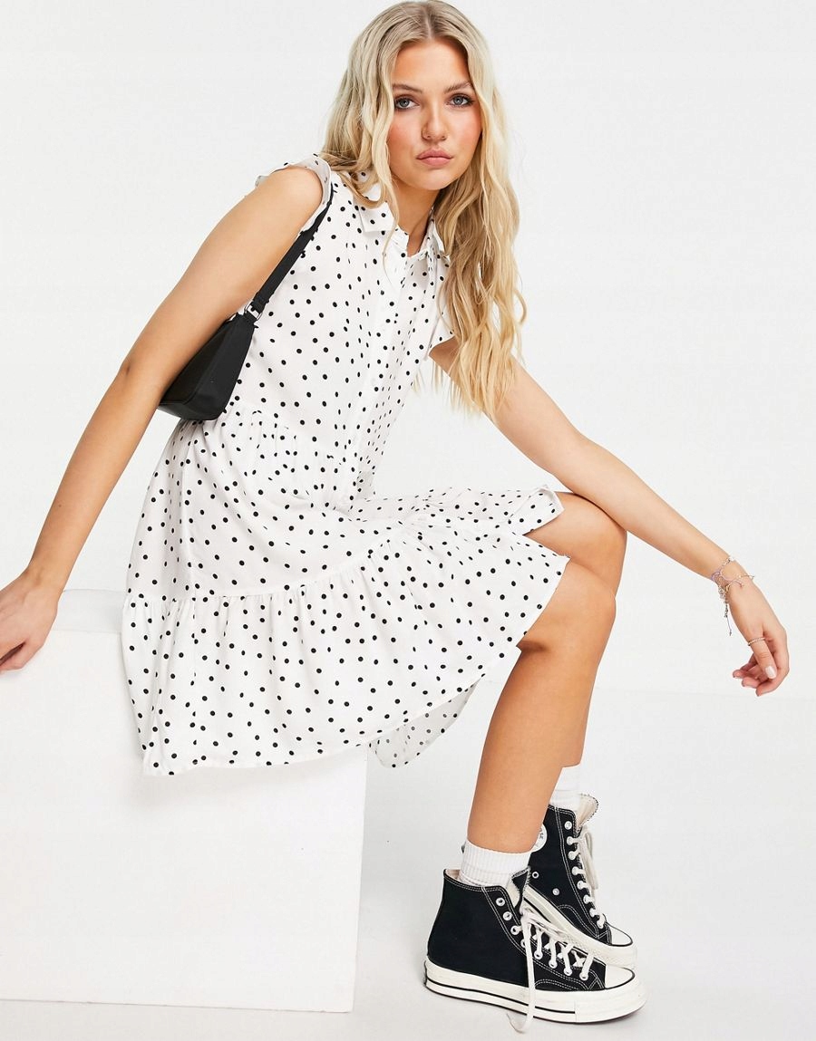 biała sukienka w groszki