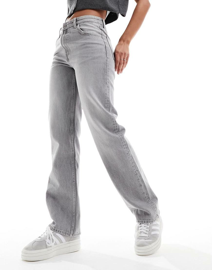 szare proste spodnie jeans