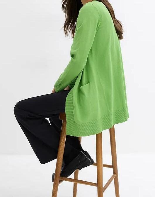 SWETER Z KIESZENIAMI