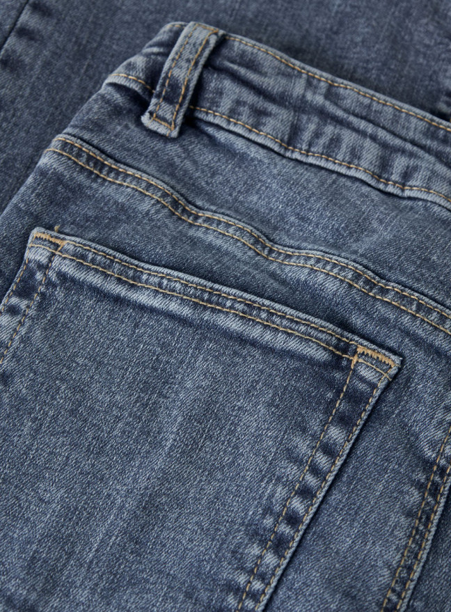 niebieskie proste spodnie jeans