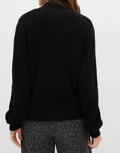 sweter z wycięciami