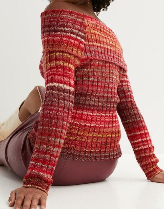 SWETER Z ODKRYTYMI RAMIONAMI