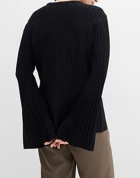 SWETER Z PRĄŻKOWANEGO MATERIAŁU