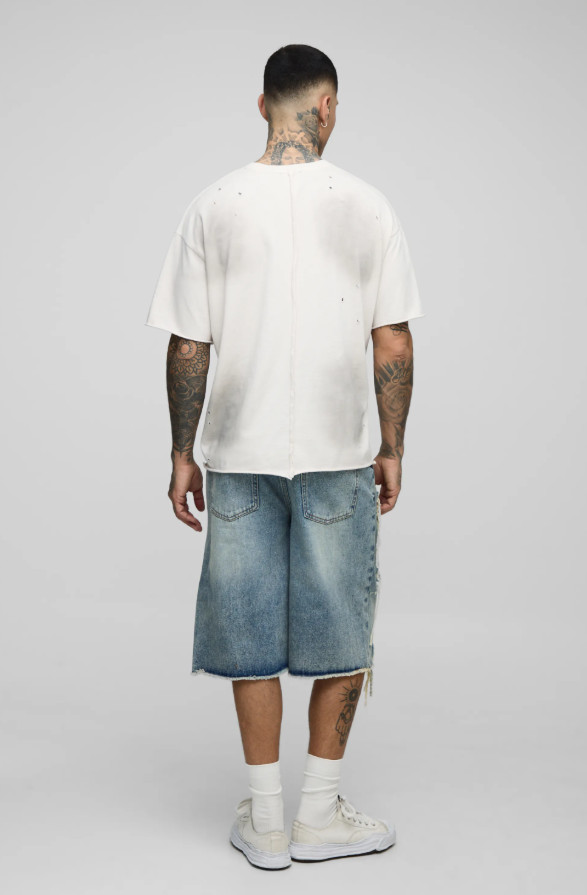 niebieskie spodenki jeans przetarcia