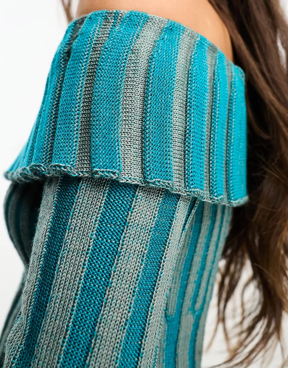 asymetryczny sweter odkryte ramiona kontrast prążki