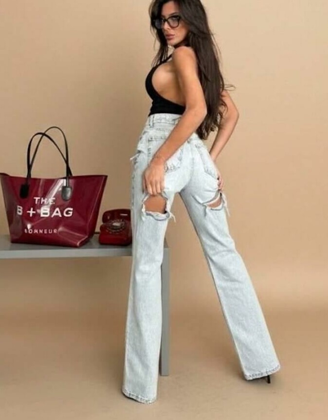 niebieskie spodnie jeans
