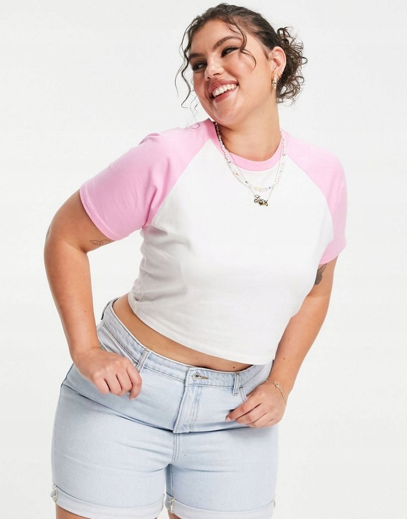 niebieskie spodenki jeans